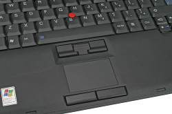 Lenovo ThinkPad T60p s pohledem na touchpad