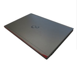 Fujitsu Lifebook E754 zavřený