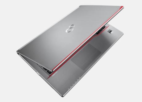 Fujitsu LifeBook E736 přiotevřený