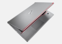 Fujitsu LifeBook E736 přiotevřený