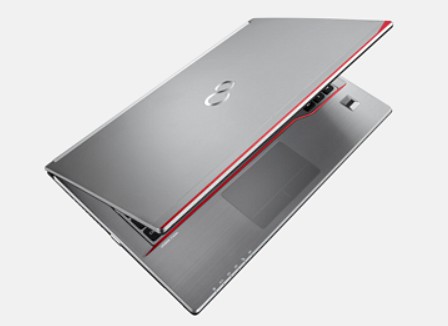 Fujitsu LifeBook E756 přivřený