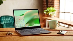 Chromebook na stole